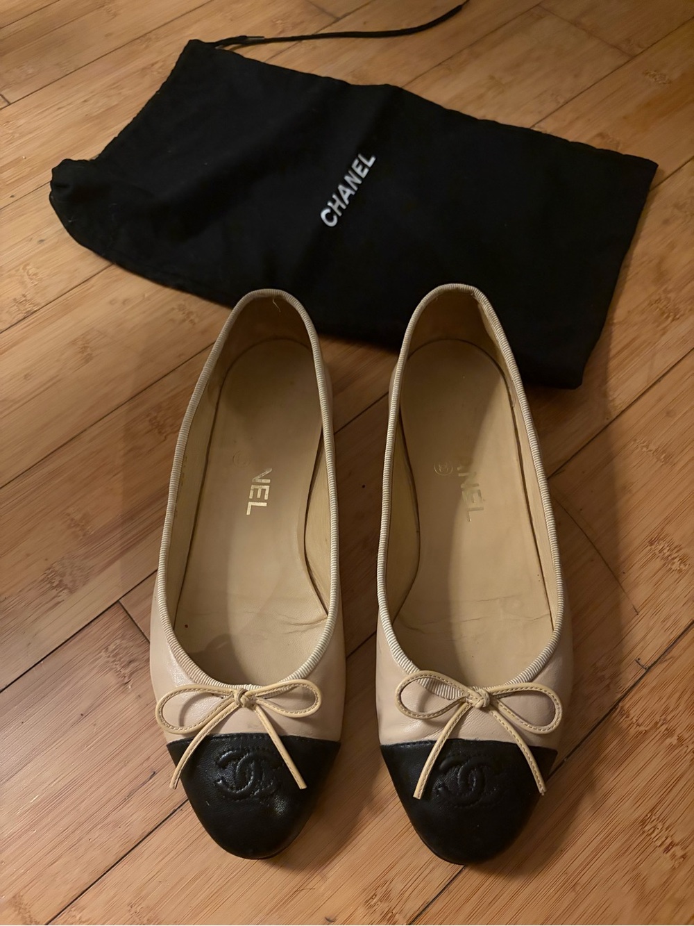 CHANEL Beige Leather Ballet
Flats with Black Cap authentic✨Size 38 Eur - Picture 2 of 11